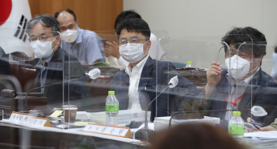 제6차 최저임금위원회 전원 회의가 경영계의 최저임금 삭감 요구에 반발해 노동계 위원들이 집단 퇴장한 가운데 9일 오후 세종시 정부세종청사 고용노동부에서 박준식 위원장(가운데)을 비롯한 사용자 위원과 공익위원들이 속개된 회의에 앞서 대화하고 있다. 연합뉴스